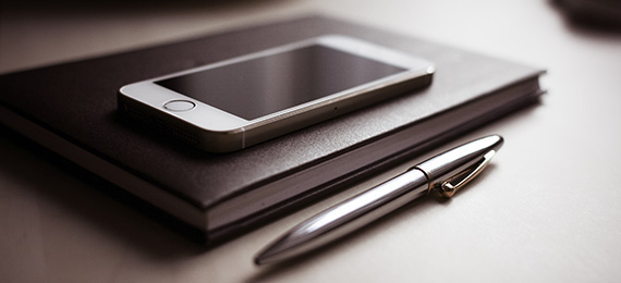 iphone_on_desk